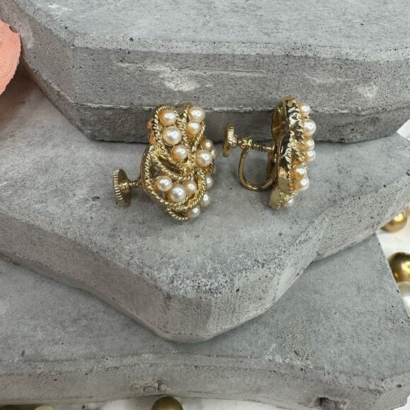 Vintage Lisner Signed Faux Pearl and Gold Tone Flower Clip On Earrings - Picture 3 of 5